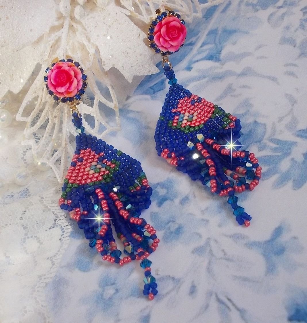 BO Bel'Nuit Bleue creato con perline di alta qualità, cristalli Swarovski, cabochon di resina e catena di strass.