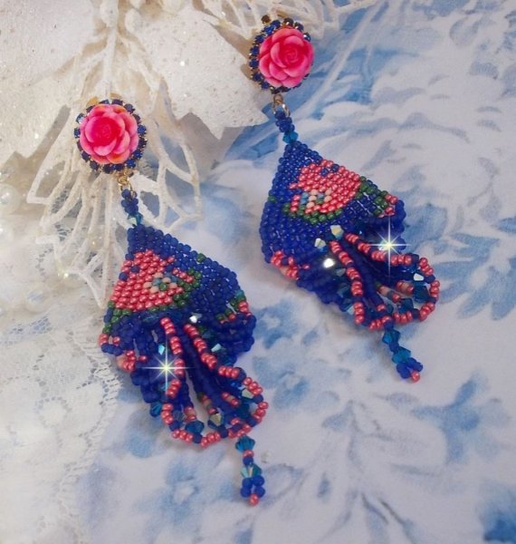 BO Bel'Nuit Bleue creato con perline di alta qualit&agrave;, cristalli Swarovski, cabochon di resina e catena di strass.