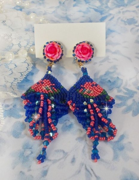 BO Bel'Nuit Bleue creato con perline di alta qualit&agrave;, cristalli Swarovski, cabochon di resina e catena di strass.