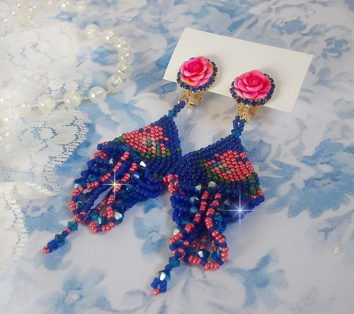 BO Bel'Nuit Bleue creato con perline di alta qualità, cristalli Swarovski, cabochon di resina e catena di strass.
