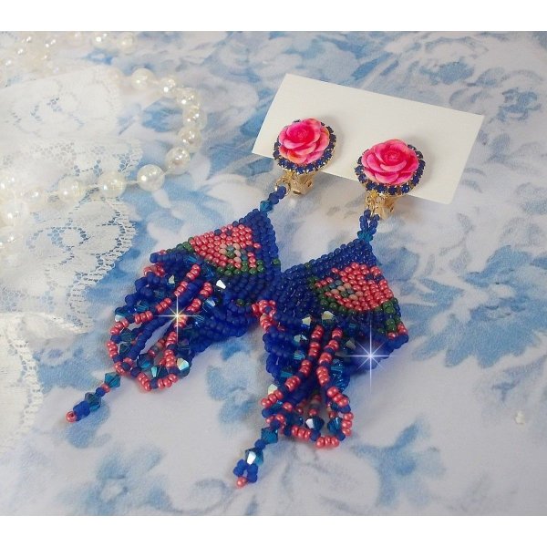 BO Bel'Nuit Bleue creato con perline di alta qualit&agrave;, cristalli Swarovski, cabochon di resina e catena di strass.