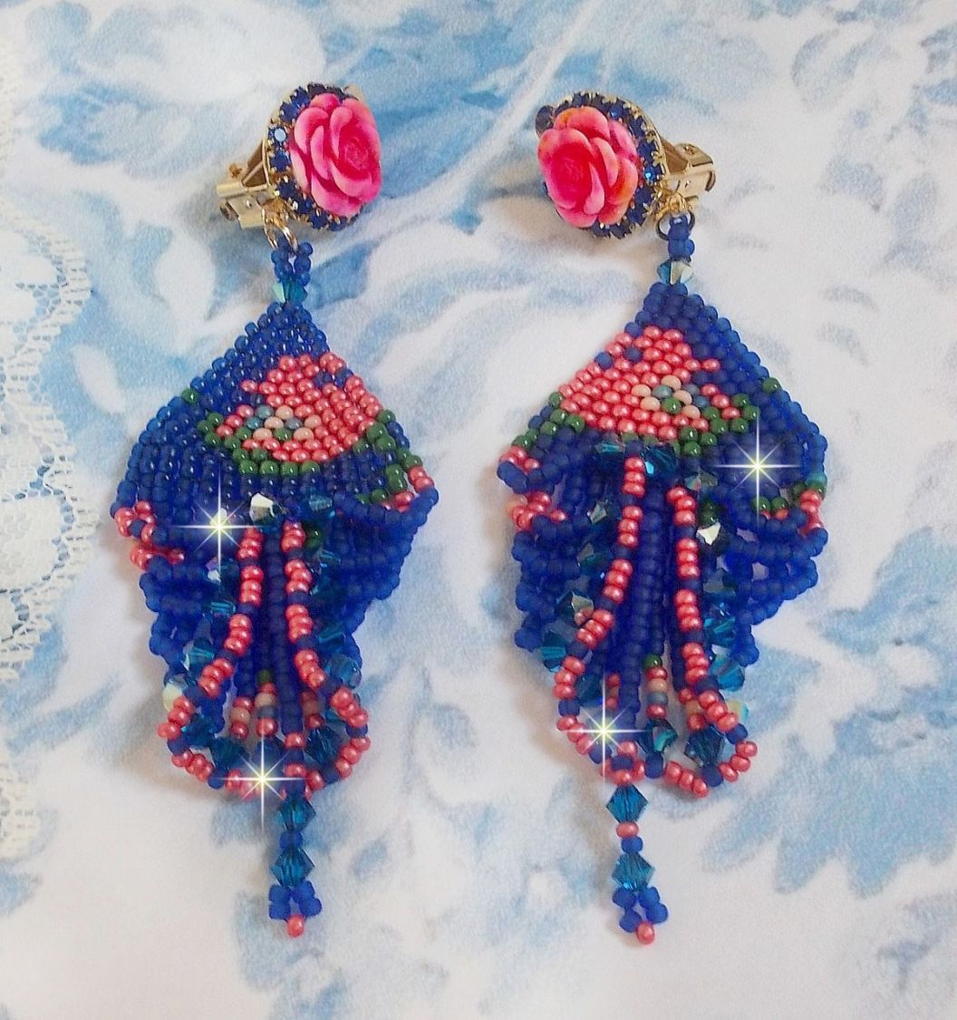 BO Bel'Nuit Bleue creato con perline di alta qualità, cristalli Swarovski, cabochon di resina e catena di strass.