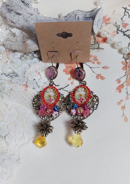 BO Belle classe mont&eacute;es avec estampes m&eacute;tal, cabochons verres, fleurs porcelaines et perles Cristal Swarovski.