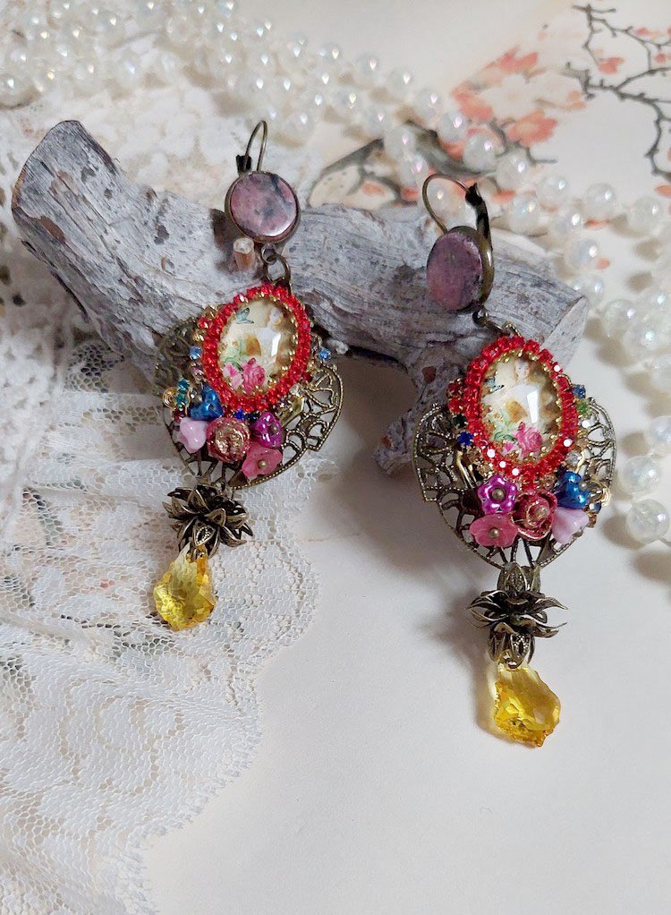 BO Belle classe montées avec estampes métal, cabochons verres, fleurs porcelaines et perles Cristal Swarovski.