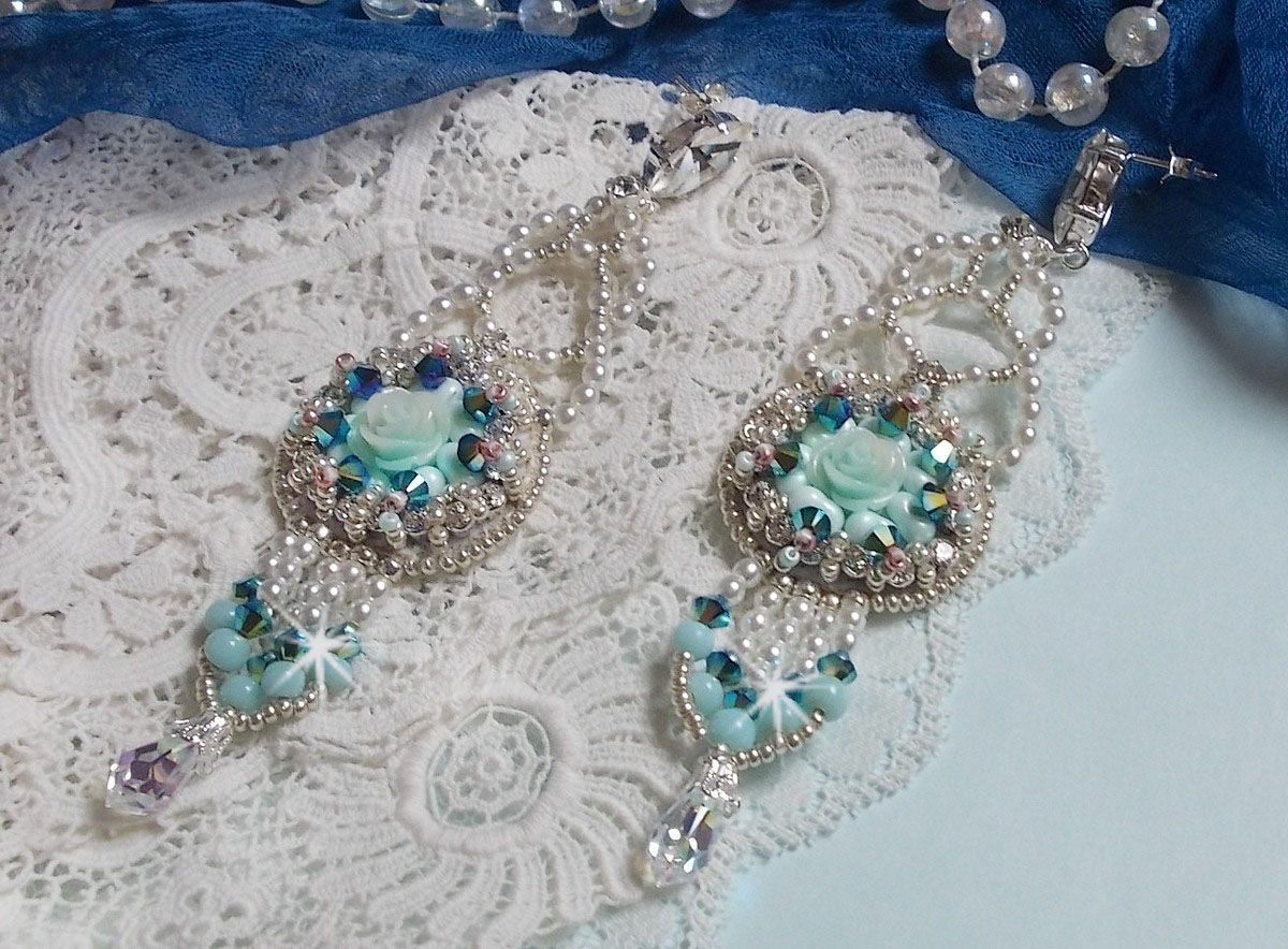 BO Blue Flowers Haute-Couture ricamato con cristalli Swarovski, cabochon in resina color menta, perline Miyuki e borchie in argento 925/1000