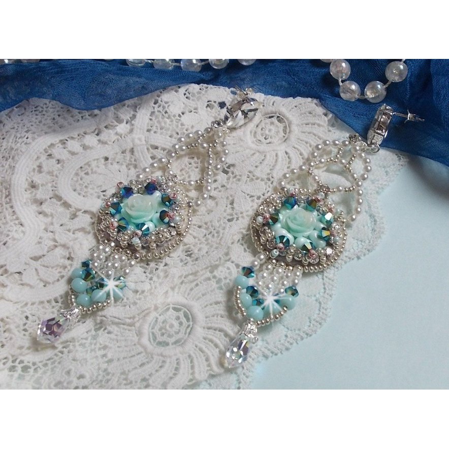 BO Blue Flowers Haute-Couture ricamato con cristalli Swarovski, cabochon in resina color menta, perline Miyuki e borchie in argento 925/1000