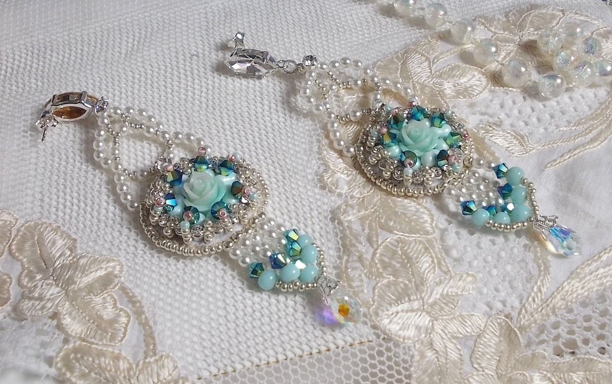 BO Blue Flowers Haute-Couture ricamato con cristalli Swarovski, cabochon in resina color menta, perline Miyuki e borchie in argento 925/1000