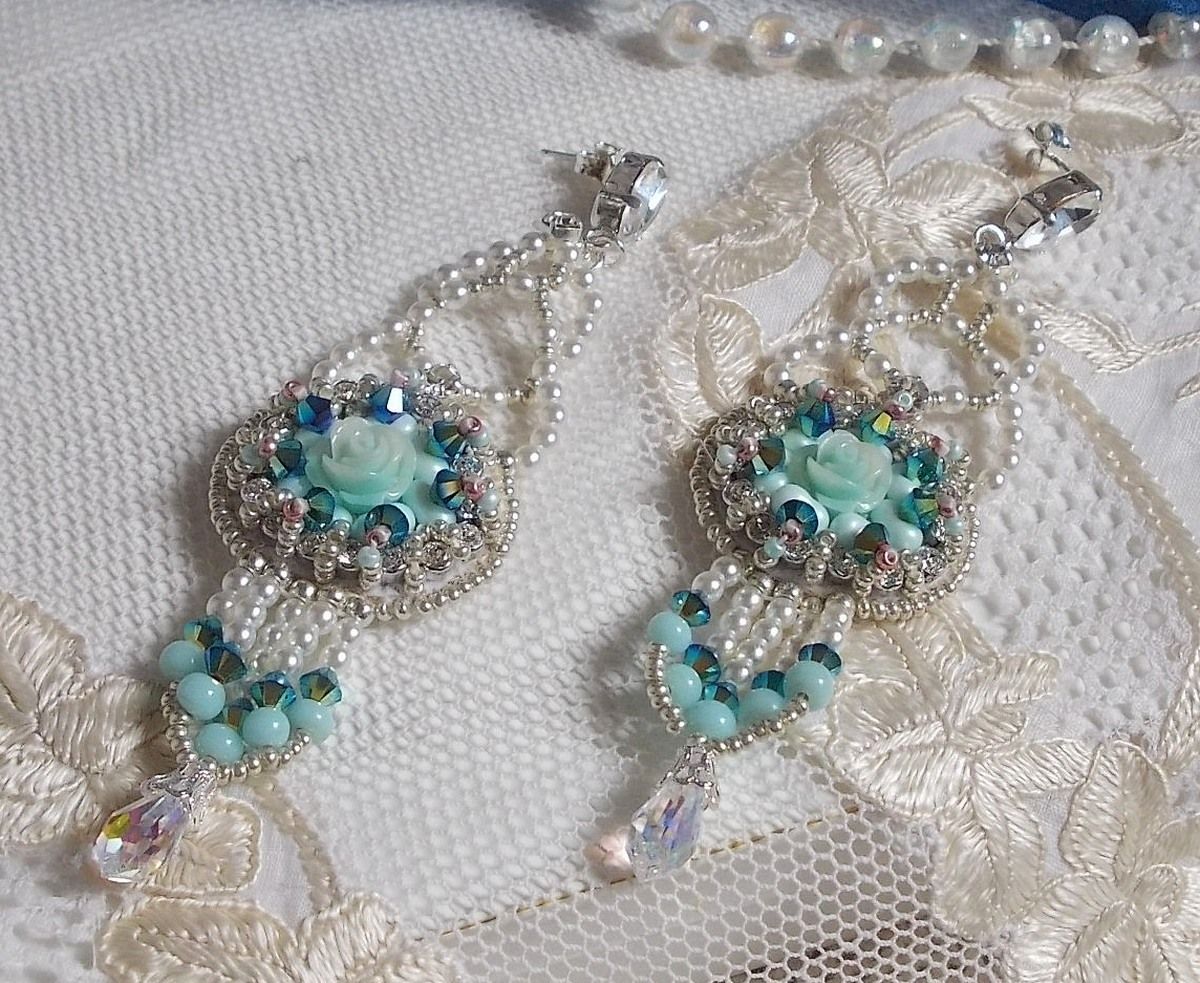 BO Blue Flowers Haute-Couture ricamato con cristalli Swarovski, cabochon in resina color menta, perline Miyuki e borchie in argento 925/1000