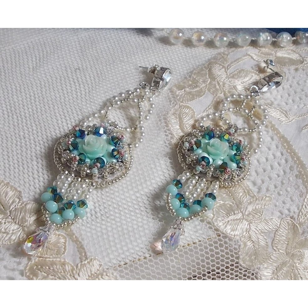 BO Blue Flowers Haute-Couture ricamato con cristalli Swarovski, cabochon in resina color menta, perline Miyuki e borchie in argento 925/1000