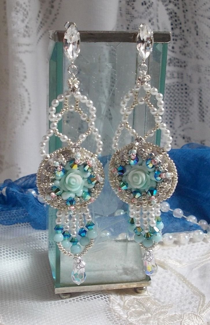 BO Blue Flowers Haute-Couture ricamato con cristalli Swarovski, cabochon in resina color menta, perline Miyuki e borchie in argento 925/1000