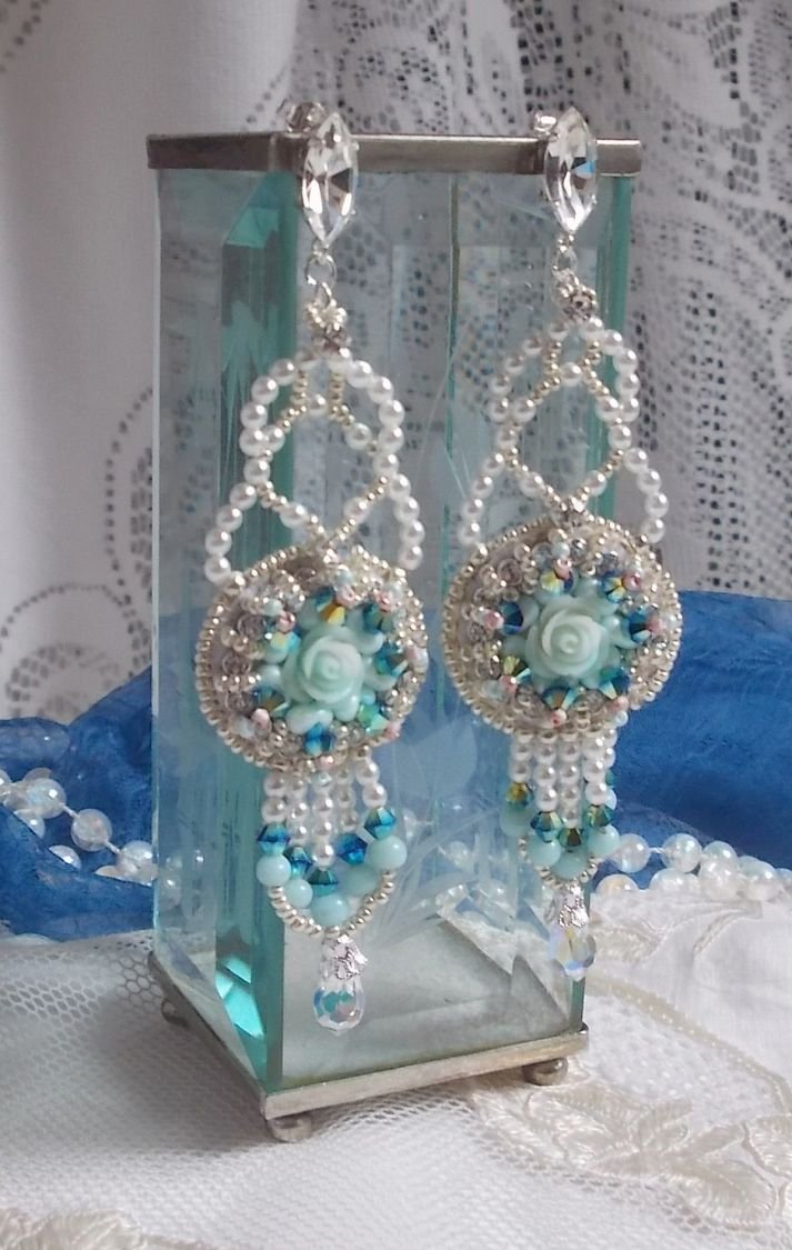 BO Blue Flowers Haute-Couture ricamato con cristalli Swarovski, cabochon in resina color menta, perline Miyuki e borchie in argento 925/1000