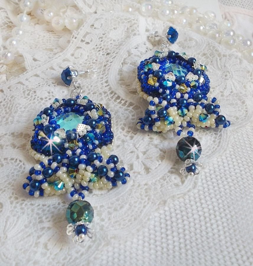 BO Blue Palace Haute-Couture ricamato con cristalli Swarovski, perle perlate, timbri in filigrana e portacabochon in argento 925/1000