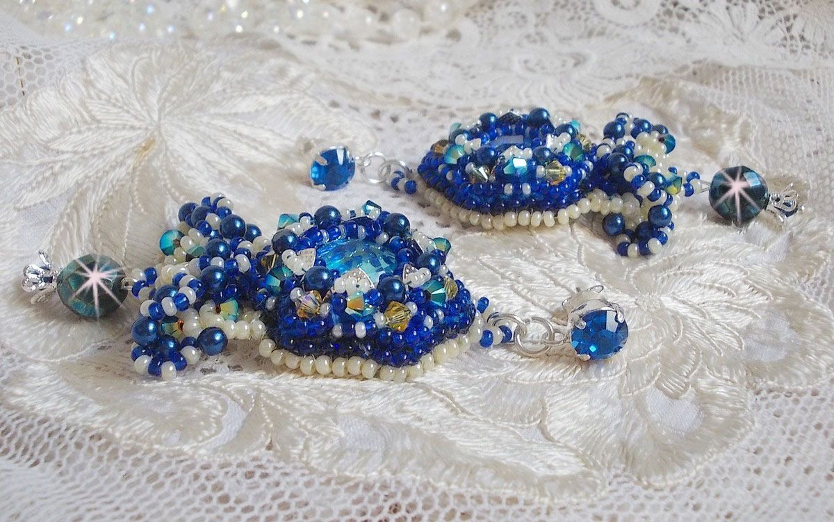 BO Blue Palace Haute-Couture ricamato con cristalli Swarovski, perle perlate, timbri in filigrana e portacabochon in argento 925/1000