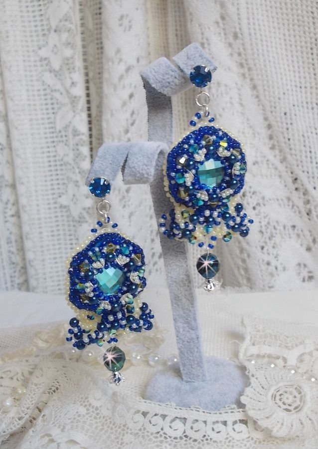 BO Blue Palace Haute-Couture ricamato con cristalli Swarovski, perle perlate, timbri in filigrana e portacabochon in argento 925/1000