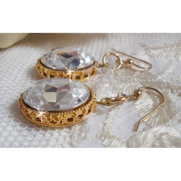 Orecchini BO Gold con cristalli Swarovski incastonati in cabochon d'oro e ganci per orecchie in oro 14 carati.