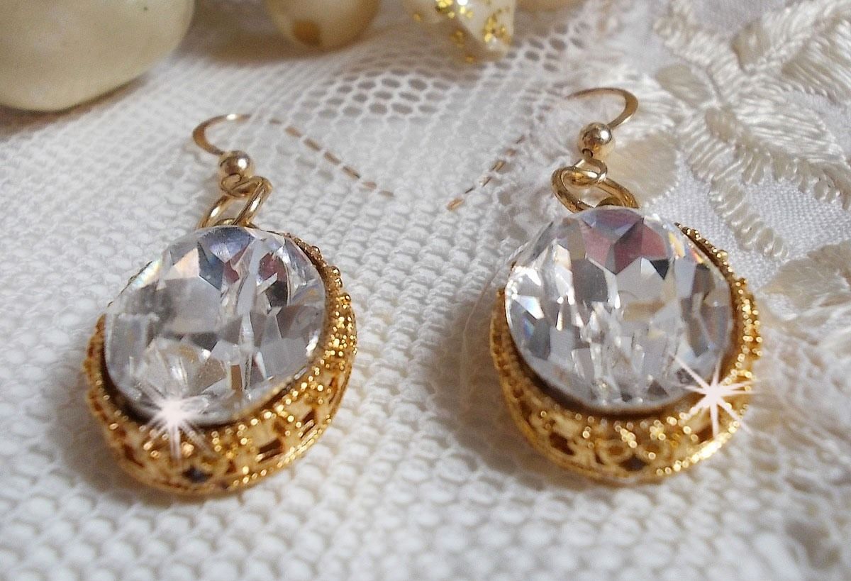 Orecchini BO Gold con cristalli Swarovski incastonati in cabochon d'oro e ganci per orecchie in oro 14 carati.