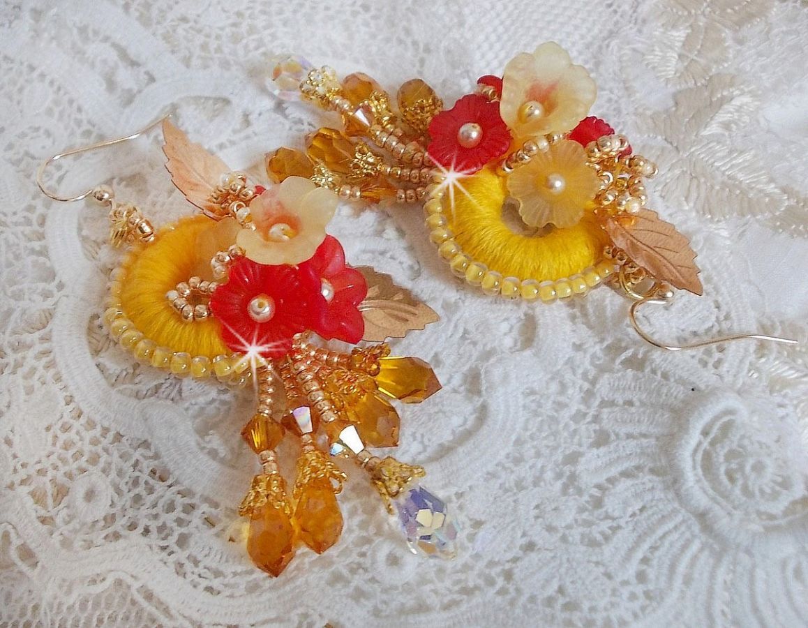 Ranuncolo BO ricamato con cristalli Swarovski e cotone DMC giallo/arancio