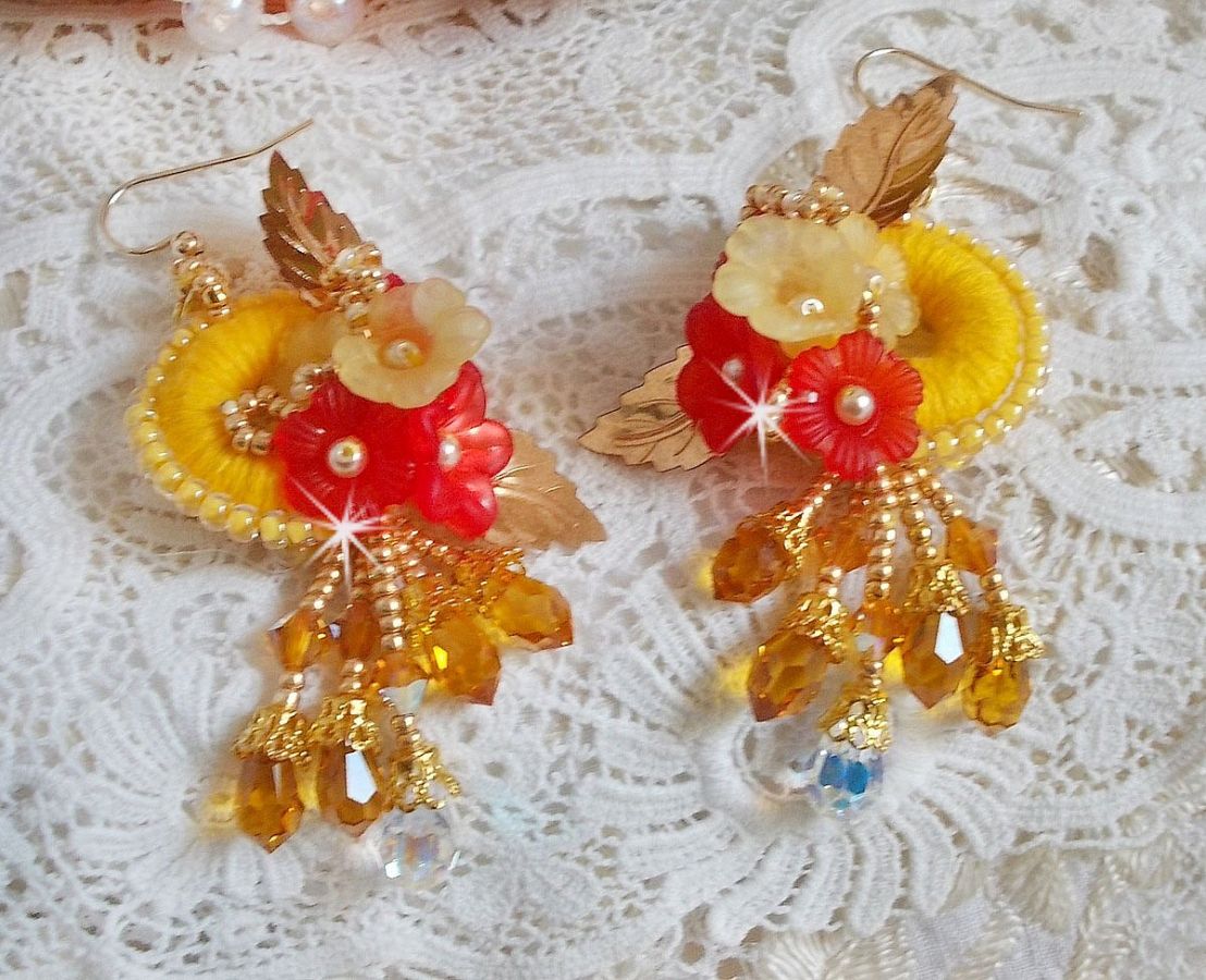 Ranuncolo BO ricamato con cristalli Swarovski e cotone DMC giallo/arancio