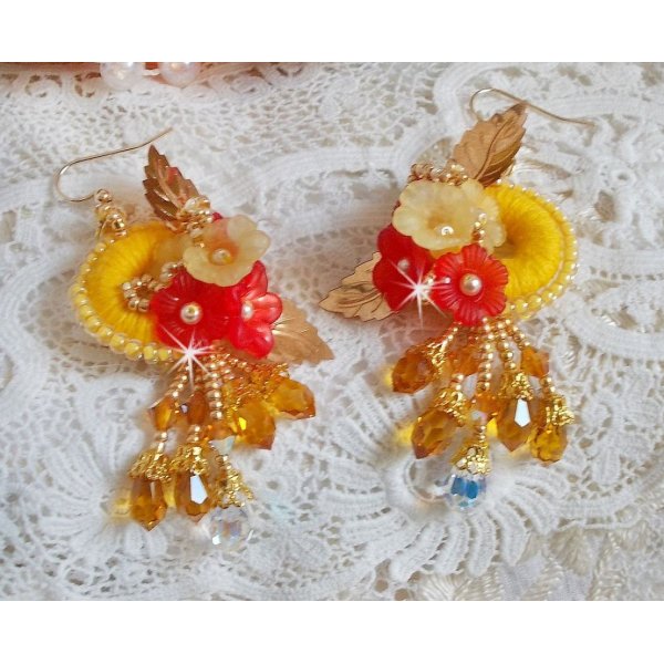 Ranuncolo BO ricamato con cristalli Swarovski e cotone DMC giallo/arancio