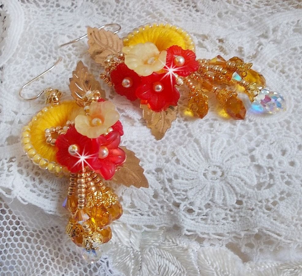 Ranuncolo BO ricamato con cristalli Swarovski e cotone DMC giallo/arancio