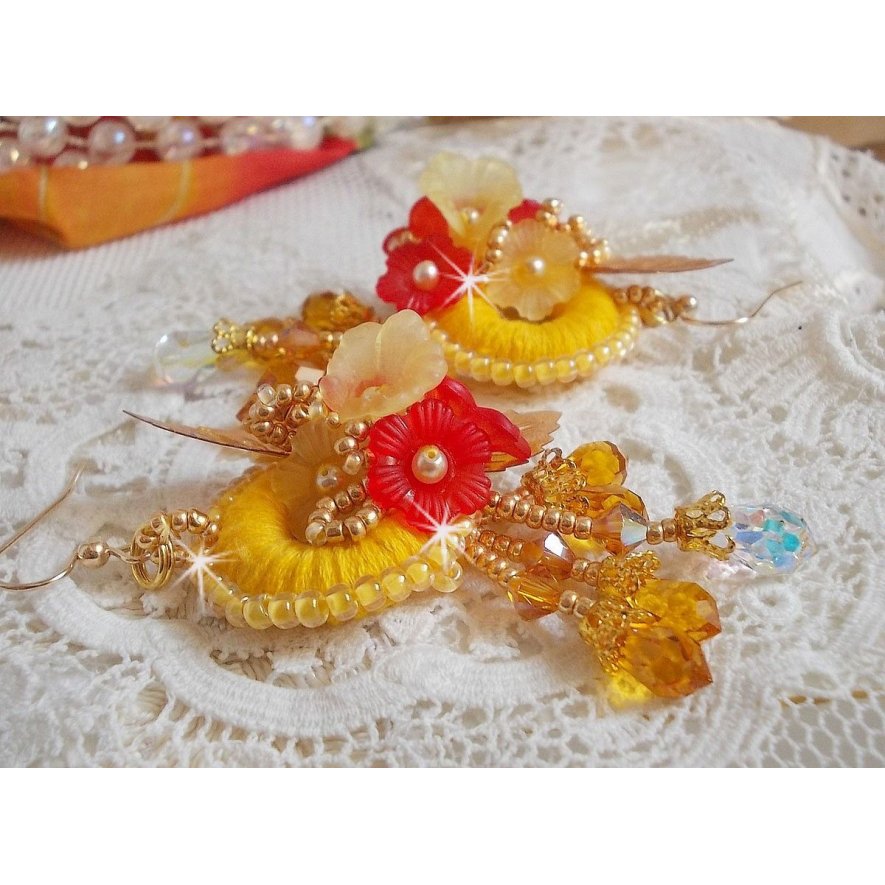 Ranuncolo BO ricamato con cristalli Swarovski e cotone DMC giallo/arancio