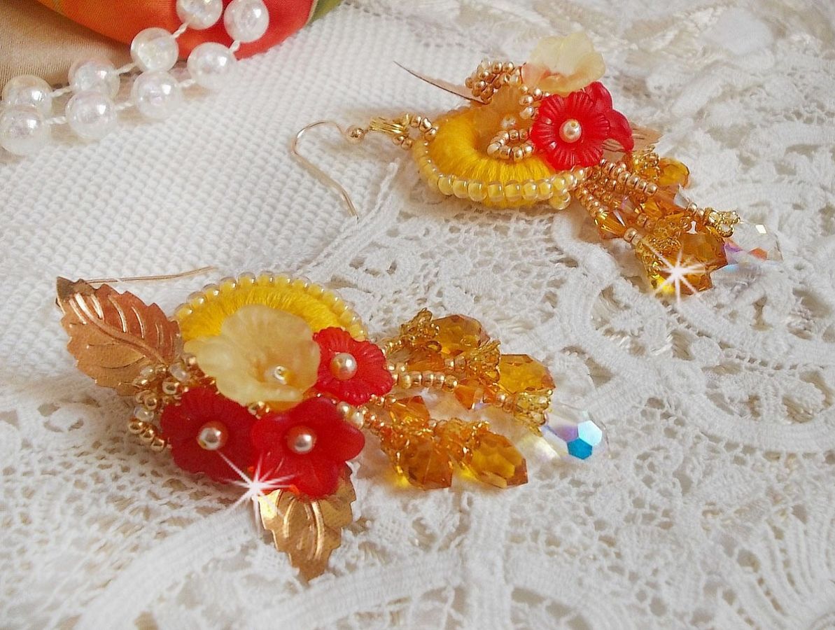 Ranuncolo BO ricamato con cristalli Swarovski e cotone DMC giallo/arancio