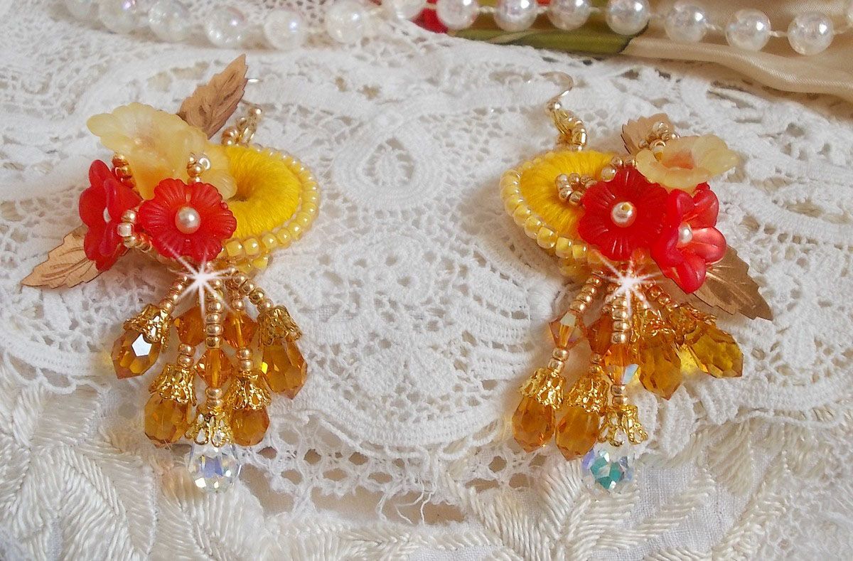 Ranuncolo BO ricamato con cristalli Swarovski e cotone DMC giallo/arancio