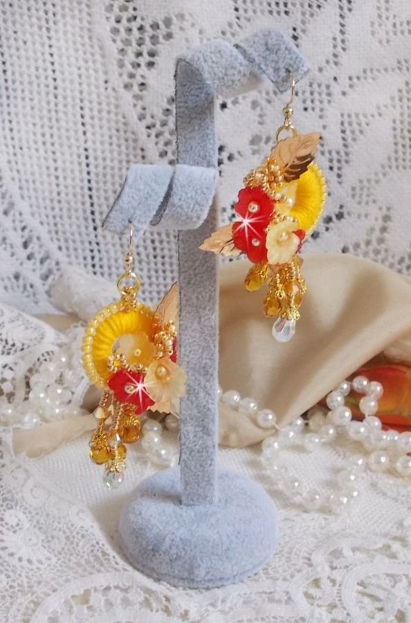 Ranuncolo BO ricamato con cristalli Swarovski e cotone DMC giallo/arancio