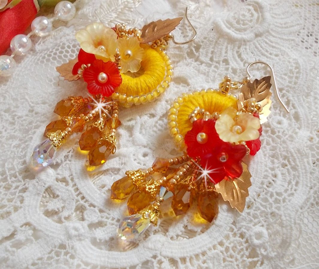 Ranuncolo BO ricamato con cristalli Swarovski e cotone DMC giallo/arancio