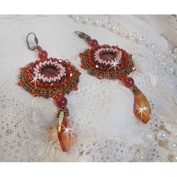 BO Topazio ricamato con dischi di perle color mogano, perline tonde lisce, cristalli Swarovski e perle di semi