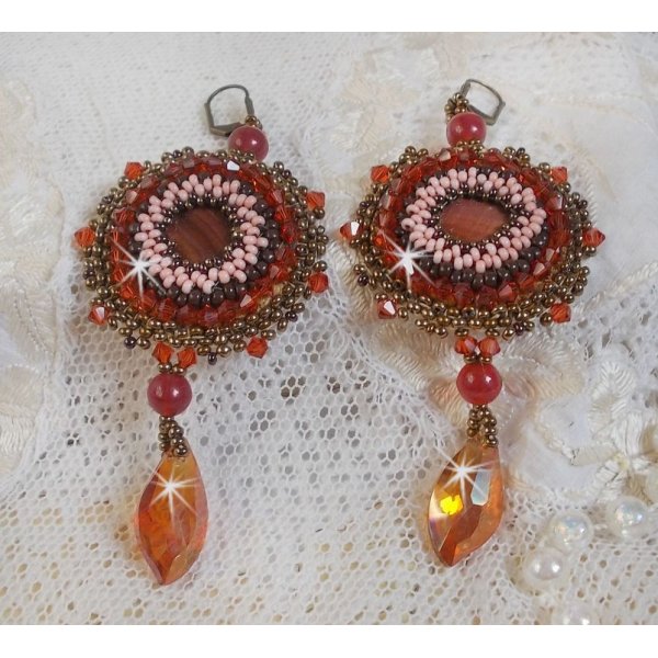 BO Topazio ricamato con dischi di perle color mogano, perline tonde lisce, cristalli Swarovski e perle di semi