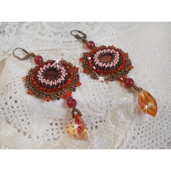 BO Topazio ricamato con dischi di perle color mogano, perline tonde lisce, cristalli Swarovski e perle di semi