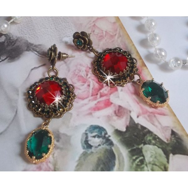 BO a cammeo rosso e verde montati con cabochon di vetro rosso, pendenti ovali in zirconio, BO a forma di fiore in bronzo e accessori di qualit&agrave;.