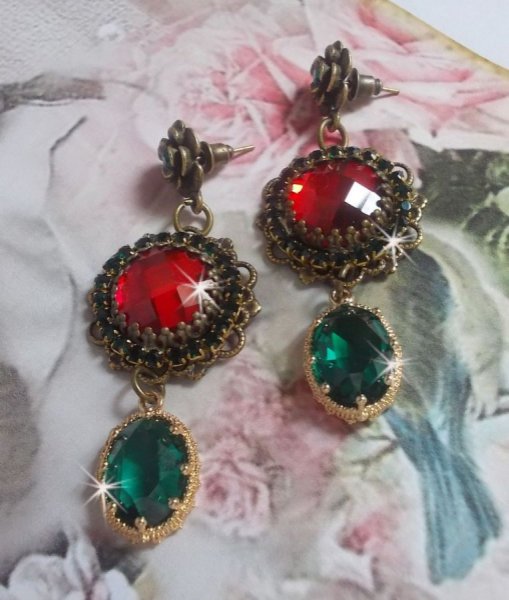 BO a cammeo rosso e verde montati con cabochon di vetro rosso, pendenti ovali in zirconio, BO a forma di fiore in bronzo e accessori di qualit&agrave;.