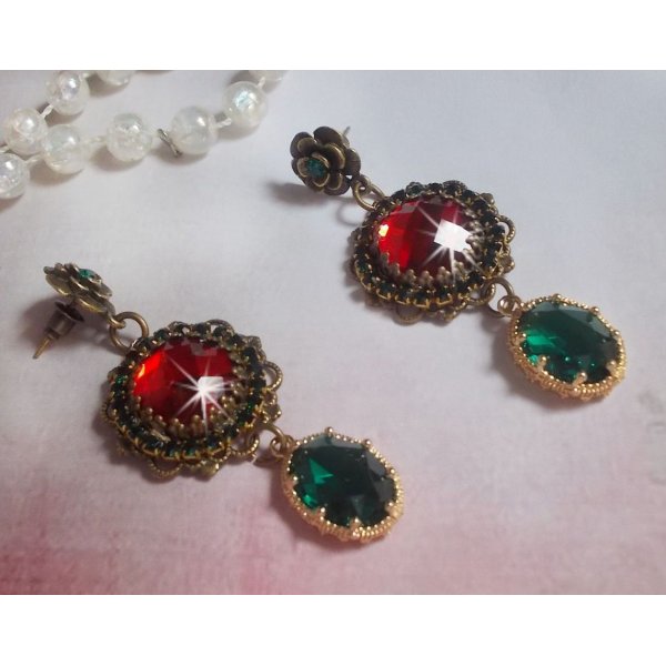 BO a cammeo rosso e verde montati con cabochon di vetro rosso, pendenti ovali in zirconio, BO a forma di fiore in bronzo e accessori di qualit&agrave;.