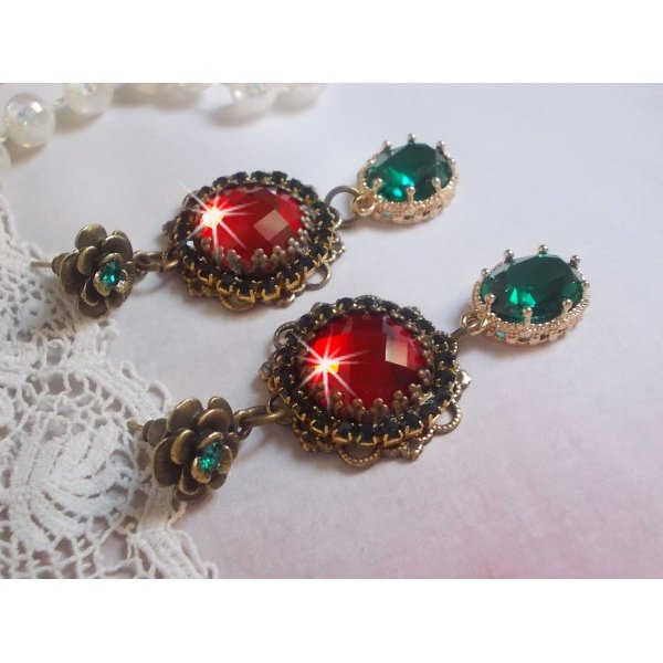 BO a cammeo rosso e verde montati con cabochon di vetro rosso, pendenti ovali in zirconio, BO a forma di fiore in bronzo e accessori di qualit&agrave;.