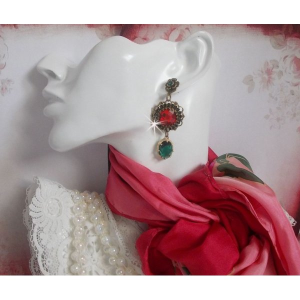 BO a cammeo rosso e verde montati con cabochon di vetro rosso, pendenti ovali in zirconio, BO a forma di fiore in bronzo e accessori di qualit&agrave;.