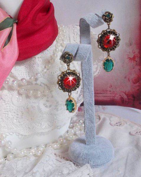 BO a cammeo rosso e verde montati con cabochon di vetro rosso, pendenti ovali in zirconio, BO a forma di fiore in bronzo e accessori di qualit&agrave;.