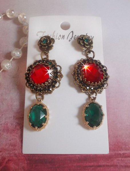 BO a cammeo rosso e verde montati con cabochon di vetro rosso, pendenti ovali in zirconio, BO a forma di fiore in bronzo e accessori di qualit&agrave;.
