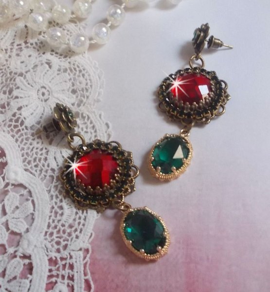 BO a cammeo rosso e verde montati con cabochon di vetro rosso, pendenti ovali in zirconio, BO a forma di fiore in bronzo e accessori di qualit&agrave;.