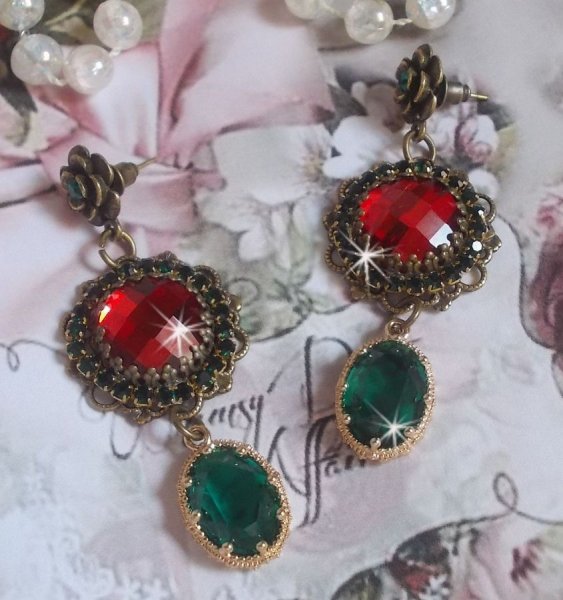 BO a cammeo rosso e verde montati con cabochon di vetro rosso, pendenti ovali in zirconio, BO a forma di fiore in bronzo e accessori di qualit&agrave;.