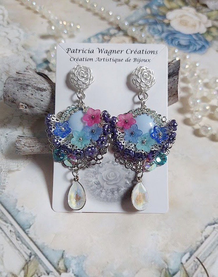 BO Caraïbes montées avec fleurs, strass, estampes, calottes, perles cristal Swarovski et clous d’oreilles 