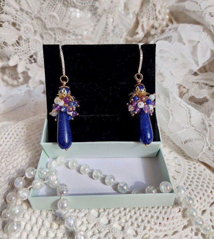 Plongez dans un océan d'élégance avec ces boucles d'oreilles Cascade Azur