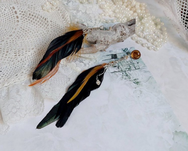 BO Chant du Coq avec des plumes de Coq et Cygne, cha&icirc;ne argent, cabochons r&eacute;sine et clous en laiton