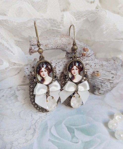 BO Charme Shabby Chic cr&eacute;&eacute;es avec perles Cristal Swarovski, cabochons loupes, strass, crochets laitons