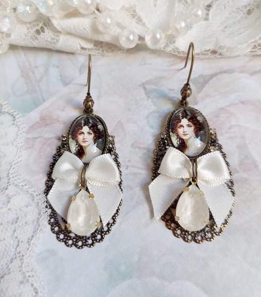 BO Charme Shabby Chic cr&eacute;&eacute;es avec perles Cristal Swarovski, cabochons loupes, strass, crochets laitons