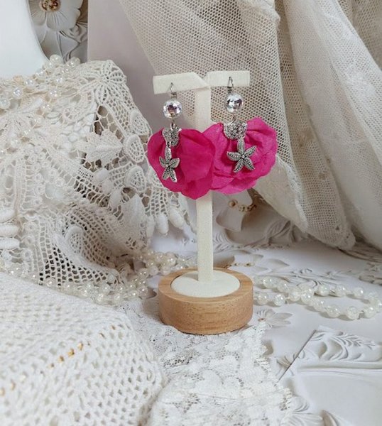 BO Charming Fuchsia cr&eacute;&eacute;es avec perles Swarovski, p&eacute;tales de roses en tissu et dormeuses laitons