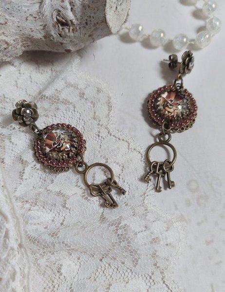 BO Chata Steampunk mont&eacute;es avec breloques cl&eacute;s, strass, cabochons loupes et perles Cristal Swarovski