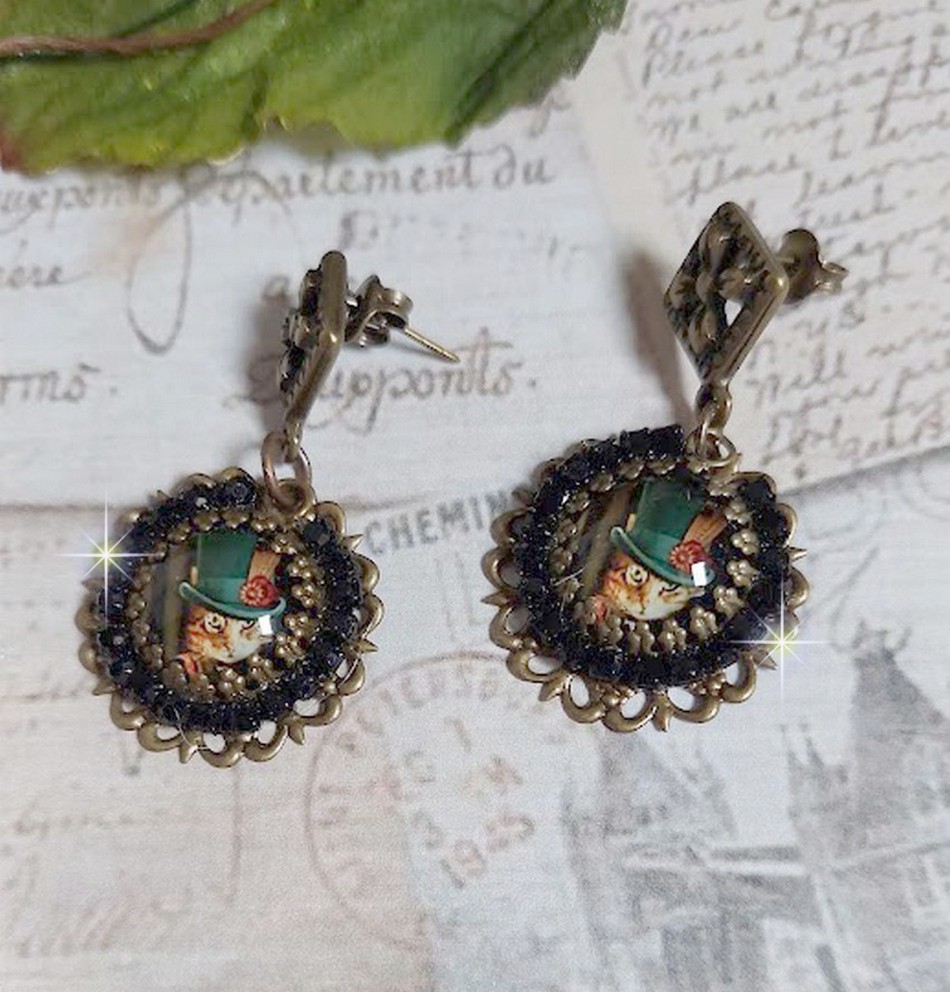 BO Chatou Steampunk montées avec cabochons loupes représentant des chats en chapeau haut de forme Vert avec un médaillon ornés d’une chaîne strass Noire sur estampes Bonze et clous d'oreilles Laiton