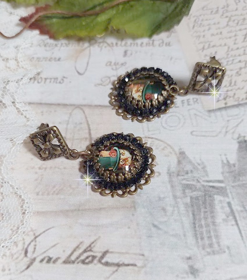 BO Chatou Steampunk montées avec cabochons loupes représentant des chats en chapeau haut de forme Vert avec un médaillon ornés d’une chaîne strass Noire sur estampes Bonze et clous d'oreilles Laiton